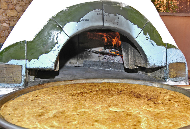 italienisches Essen, echter Kuchen aus Kichererbsenmehl - Foto, Bild
