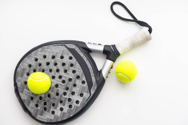 Set van peddel tennisrackets en ballen de weerspiegeld op witte tafel en wit geïsoleerde achtergrond. Vooraanzicht. Hoge kwaliteit foto - Foto, afbeelding