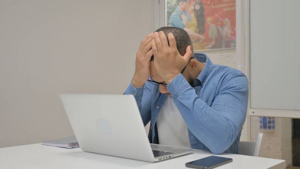 Afrikanischer Geschäftsmann schockiert über Verlust seines Laptops im Büro - Foto, Bild