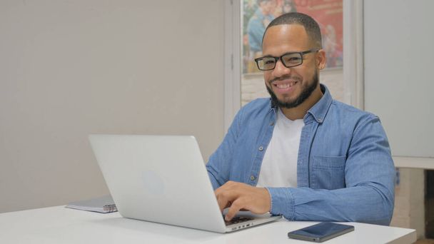 Afrikkalainen liikemies Shaking Head in Approval in Office - Valokuva, kuva