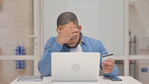 Gemischter Raser verärgert über Fehlschlag beim Online-Shopping am Laptop - Foto, Bild