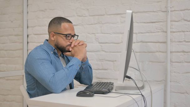 Mann mit gemischter Rasse schockiert über Verlust am Computer - Foto, Bild