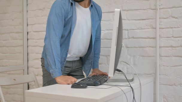 Mann mit gemischter Rasse verlässt Büro nach Arbeit am Computer - Foto, Bild