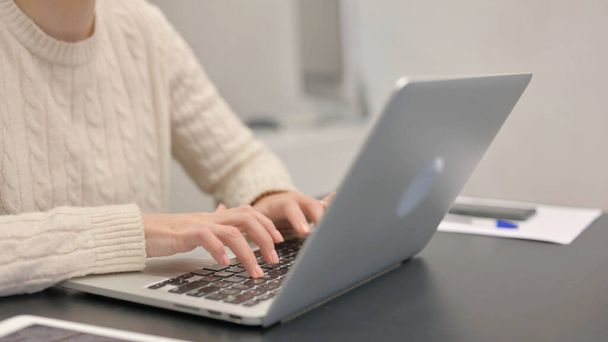 女性の手を閉じるノートパソコンに入力する - 写真・画像