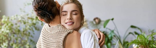 een liefdevol lesbisch paar knuffelen teder in een kunst studio. - Foto, afbeelding