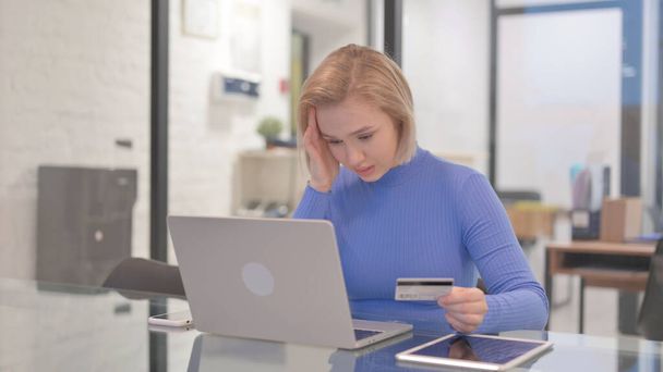 Nuori nainen järkyttynyt verkkokaupoissa epäonnistuminen kannettavalla tietokoneella - Valokuva, kuva