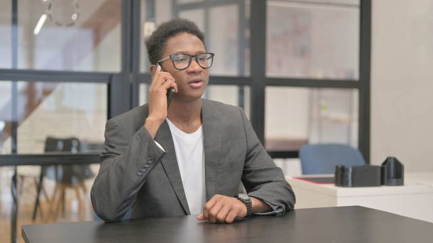 afro-americano homem falando no telefone no escritório - Foto, Imagem