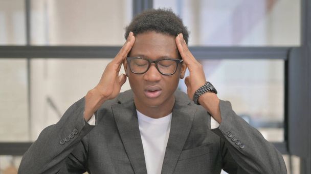 Портрет афроамериканца с головной болью в офисе - Фото, изображение