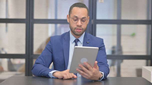 Mieszane Race Businessman robi czat wideo na tablecie w biurze - Zdjęcie, obraz