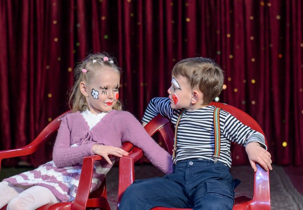 Chlapec a dívka klauni vyčnívající jazyky - Fotografie, Obrázek
