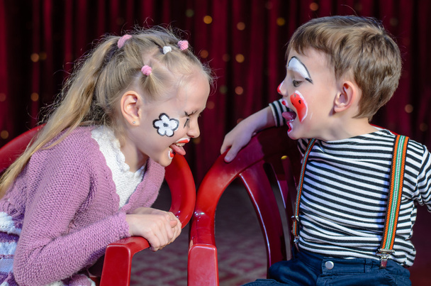 Jongen en meisje Clowns tong uitsteekt - Foto, afbeelding