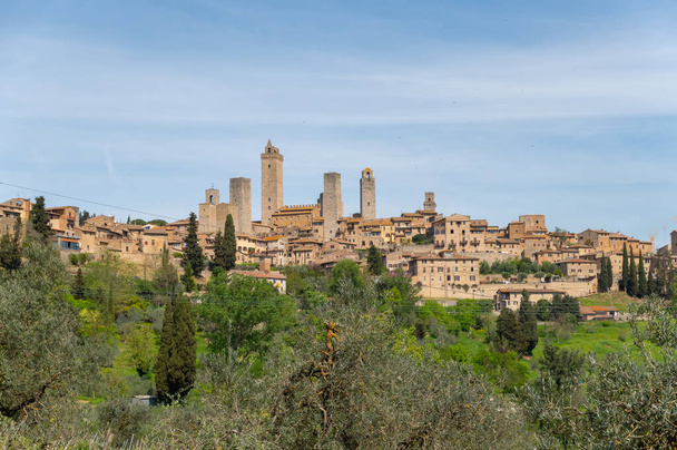 Schöner Blick auf die Skyline der mittelalterlichen Stadt San Gimignano in der Toskana, Italien - Foto, Bild