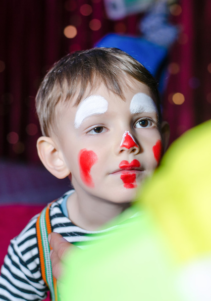 Dziecko z Mime makijaż na etapie gry - Zdjęcie, obraz