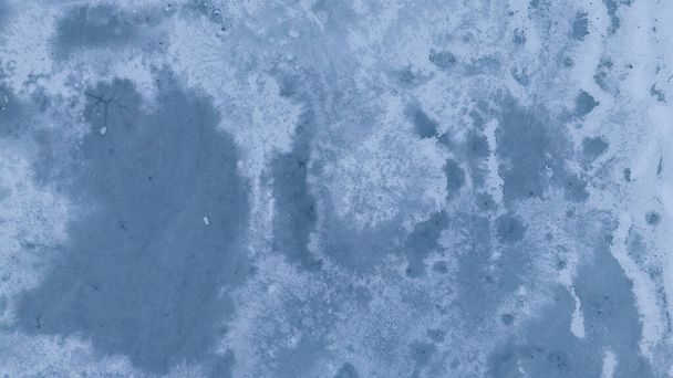 Dron fotografia z oblodzonego jeziora w zimowy słoneczny dzień - Zdjęcie, obraz