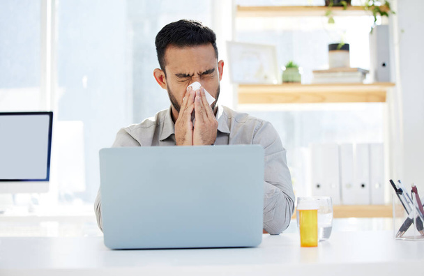 Zakenman, weefsel en snuit neus in het kantoor voor griep ziekte, slijm of allergieën met medicatie. Ziekte, virus en mannelijke werknemer voor gezondheidsprobleem, bacteriële infectie of longontsteking. - Foto, afbeelding