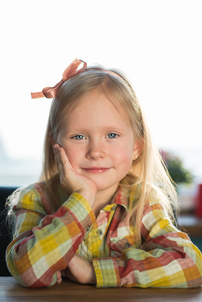 Schattig hipster op zoek jong meisje met pijl en boog bloemen in vierkante patroon shirt - Foto, afbeelding