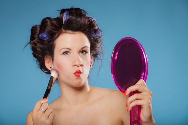 Woman applying rouge blush - Fotó, kép