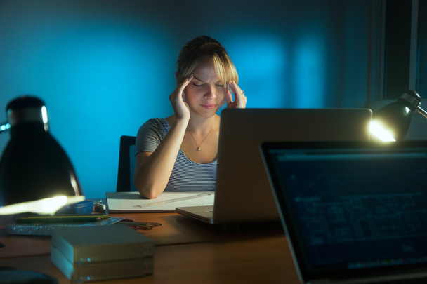 Frau mit müden Augen arbeitet spät in der Nacht im Büro - Foto, Bild