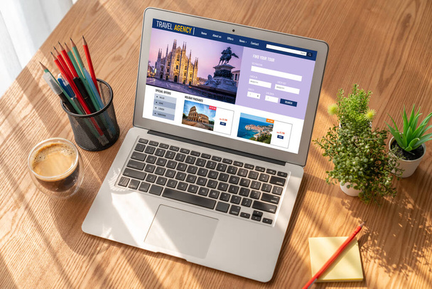 Online-Reisebüro-Website für modische Suche und Reiseplanung bietet Angebote und Pauschalangebote für Flug-, Hotel- und Tourbuchung - Foto, Bild