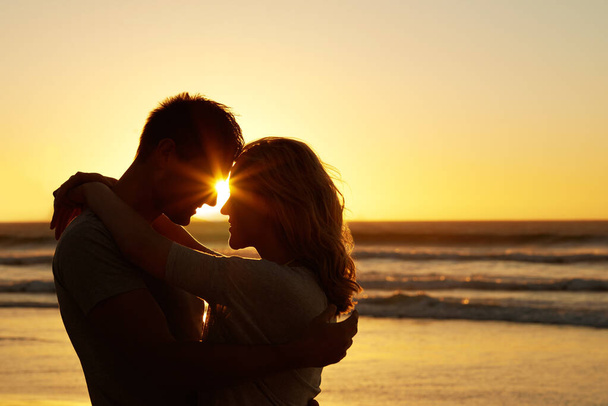 Paar, Liebe und Kuss am Strand mit Sonnenuntergang für Date oder Sommerurlaub und Bindung in Florida. Beziehung, Abend und Romanze zusammen als Seelenverwandte mit Lächeln, Urlaub und glücklich mit Stirnberührung. - Foto, Bild