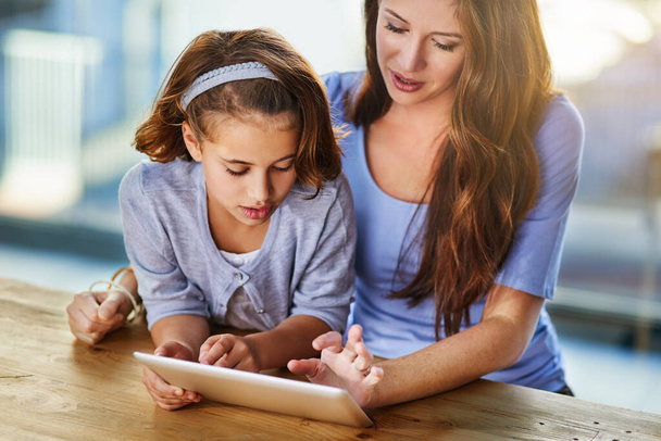Elearning, tablet και μαμά με μαθητή στο σπίτι για online τάξη με την εργασία και την εκπαίδευση. Χαμογελάστε, η αγάπη και η μητέρα με το κορίτσι ανάθεση ανάγνωσης παιδιών για τη διδασκαλία της ψηφιακής τεχνολογίας στο σπίτι - Φωτογραφία, εικόνα