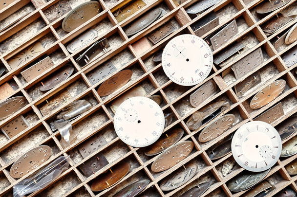 Précisément disposés visages de montres dans les grilles en bois se tiennent prêts pour leur symphonie mécanique de reprendre - Photo, image