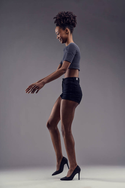 Mulher jovem na moda posa com confiança em saltos altos - Foto, Imagem