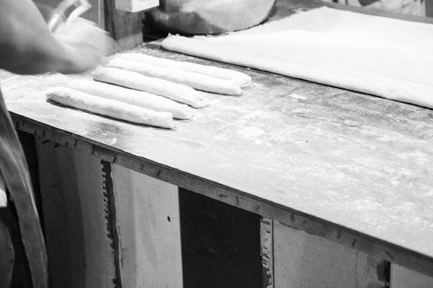masa de doughstick frito sobre mesa de madera
  - Foto, imagen