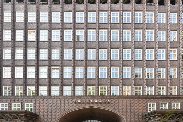 Hamburgo, Alemania - 14-jul-2023: Edificio de ladrillo Chilehaus en Hamburgo, Alemania. - Foto, imagen