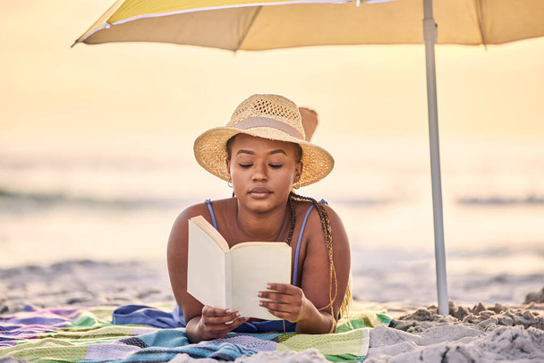 Naplemente, pihenés vagy fekete nő könyvet olvas az óceánon egyedül, pihenés vagy nyaralás. Strand, utazás vagy afrikai személy fikció történet vagy regény a tudás, a béke vagy a hobbi Görögországban. - Fotó, kép