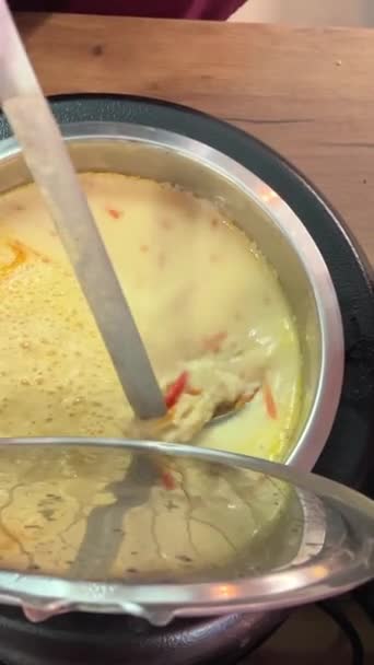 Roemeense keuken verschillende soorten soepen in potten scheppen met een lepel scatter op borden roeren heerlijke aromatische gerechten koken verschillende recepten grote selectie in de eetkamer. Roemenië. - Video