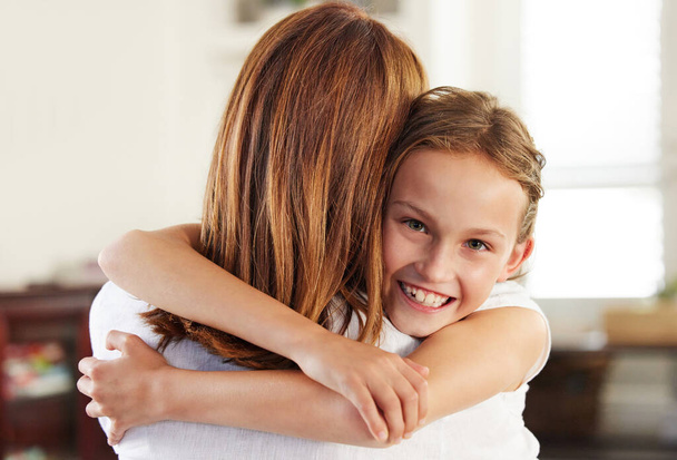 Portrét, úsměv a matka obejmout dívku doma pro lásku, péči a rodinné sblížení v domě. Tvář, šťastný kluk a objetí maminka pro podporu, spojení a zdravý vztah dítěte s rodiči. - Fotografie, Obrázek