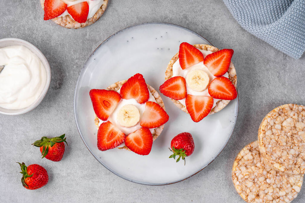 Reisknacker Gesunder Snack, Cracker mit Erdbeere und Banane, Blume geformte Frühstücksidee - Foto, Bild