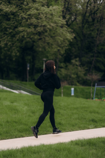 Apto jovem mulher correndo no parque
 - Foto, Imagem