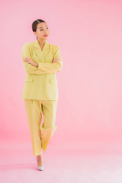 Retrato bonito jovem asiático mulher de negócios sorriso em ação na cor rosa fundo - Foto, Imagem