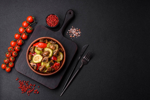 Pyszne świeże grillowane warzywa cukinia, papryka, grzyby i cebula pieczone na grillu z solą, przyprawami i ziołami - Zdjęcie, obraz