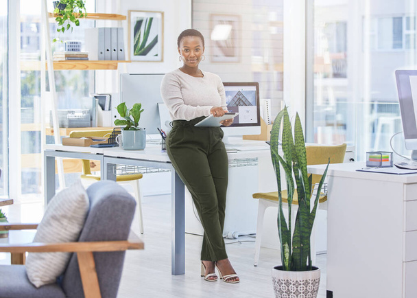 Trabalho, tablet e retrato de mulher negra no escritório para pesquisa on-line, campanha de equidade e planejamento. Pessoa, emprego e advogado com tecnologia no espaço de trabalho para redes digitais, projeto e feedback. - Foto, Imagem