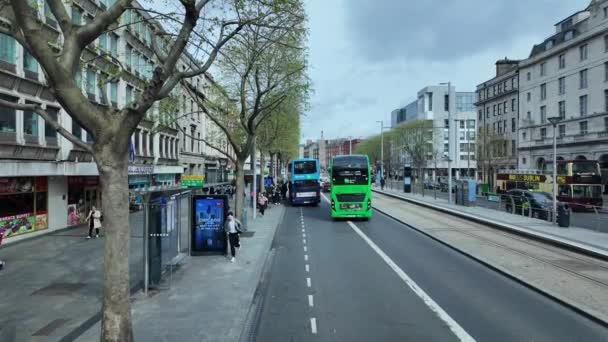 Dublín, Irlanda. 14 de abril de 2024: Autobuses públicos en la calle O Connell de Dublín. Ambiente bullicioso de O Connell Street, la calle principal en Dublín, Irlanda. - Metraje, vídeo