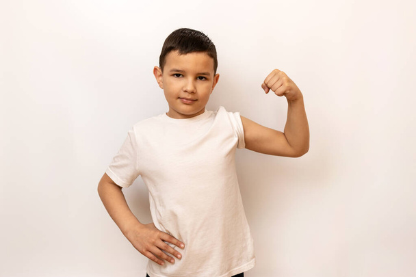 Facet naprężył mięśnie, pokazując swoje bicepsy. Zdrowy styl życia i sport. - Zdjęcie, obraz