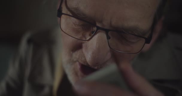 Πορτρέτο του διαβαθμισμένου πράκτορα ακούγοντας μυστικές ηχογραφήσεις - Πλάνα, βίντεο
