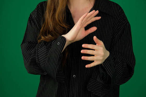 остановить sign.expression эмоций с руками неузнаваемые люди ладони пальцы крупным планом на зеленом фоне chromakey чувства - Фото, изображение