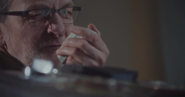 Πορτρέτο του διαβαθμισμένου πράκτορα ακούγοντας μυστικές ηχογραφήσεις - Πλάνα, βίντεο