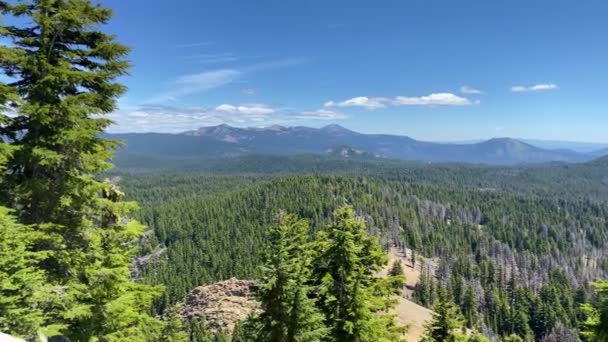 Güney Oregon 'daki Union Peak' e yapılan yürüyüşün manzarası. Krater Gölü Ulusal Parkı. - Video, Çekim