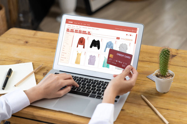 Γυναίκα ψώνια σε απευθείας σύνδεση στο διαδίκτυο περιήγηση στην αγορά για την πώληση στοιχείων για το σύγχρονο τρόπο ζωής και τη χρήση πιστωτικής κάρτας για online πληρωμή από το πορτοφόλι προστατεύεται από το λογισμικό υψίστης κυβερνοασφάλειας - Φωτογραφία, εικόνα