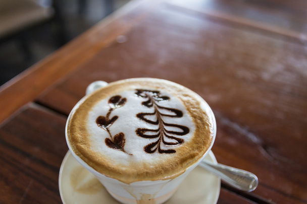 une tasse de café cappuccino avec latte art en forme de coeur
 - Photo, image
