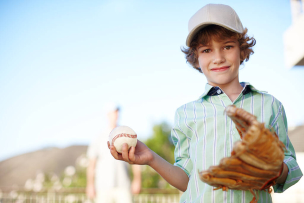 Chlapec, rukavice a baseball s portrétem na dvorku, hry a hrát si s tátou pro lásku, sblížení a učení. Dítě, úsměv a připraven na softball, sport nebo učení se s tatínkem na fitness v rodinném domově. - Fotografie, Obrázek