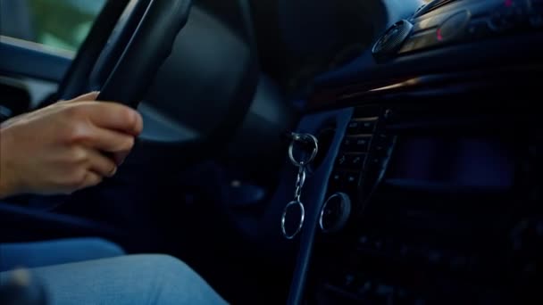 Persoon die het stuur draait tijdens het besturen van een auto - Video
