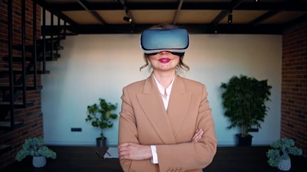 Femme utilisant un casque de réalité virtuelle dans un bureau - Séquence, vidéo