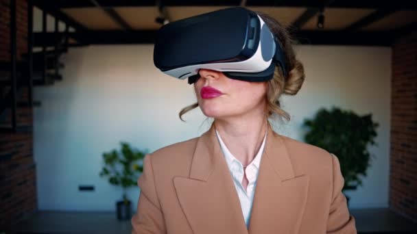 Жінка використовує гарнітуру віртуальної реальності в офісі - Кадри, відео