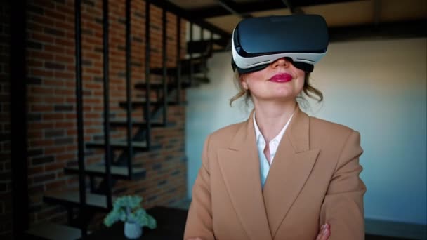 Donna sorridente mentre utilizza un auricolare di realtà virtuale in un ufficio - Filmati, video